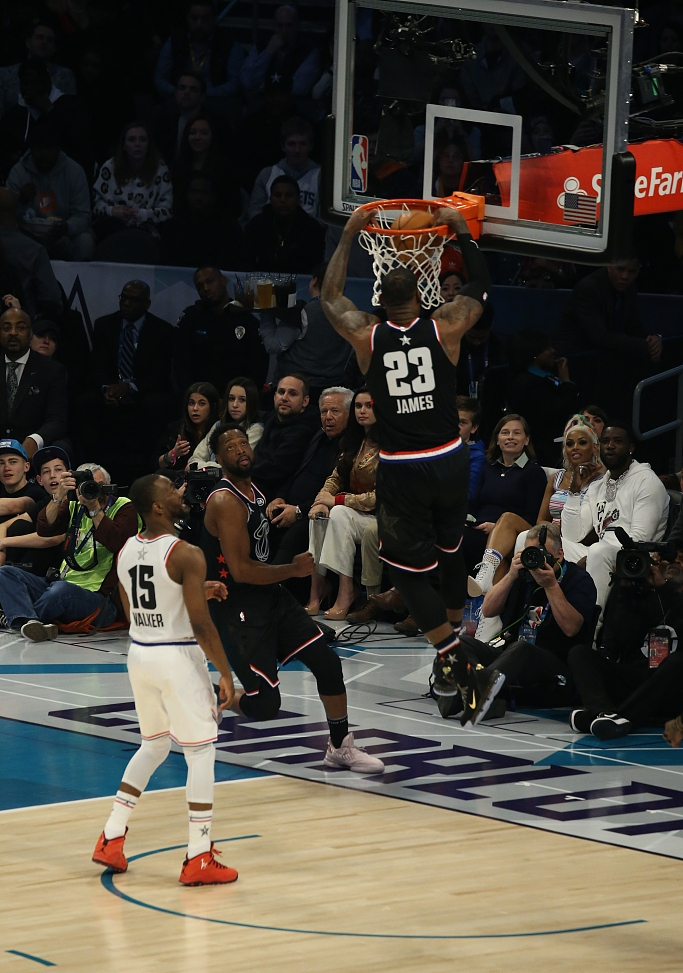 四川队碾压上海队，詹姆斯点燃赛场