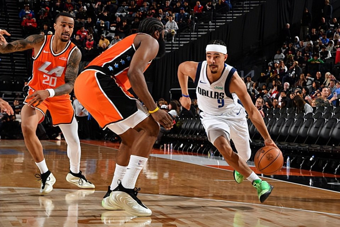 主场作战掘金力克独行侠，保持主场不败记录